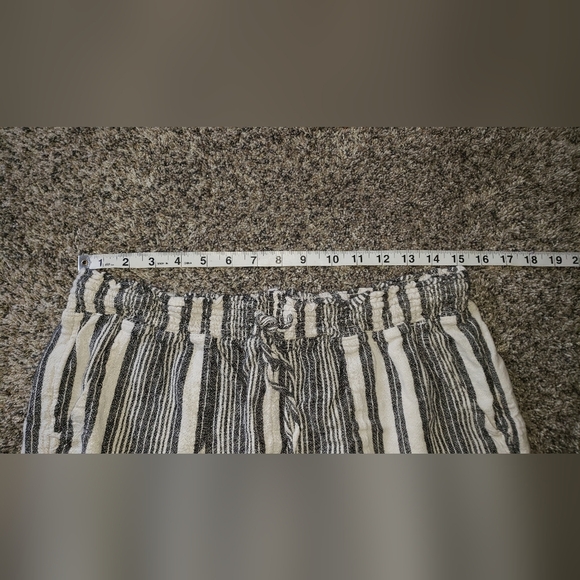 Time and Tru| Linen Blend Shorts with Stripes and Pockets - Picture 4 of 6